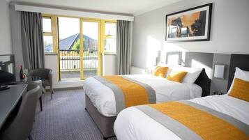 高档床上用品、客房内保险箱、办公桌、遮光窗帘