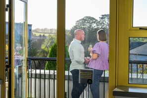 Double & Single with Balcony | Hochwertige Bettwaren, Zimmersafe, Schreibtisch, Verdunkelungsvorhänge