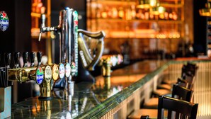 Bar (trong khuôn viên)