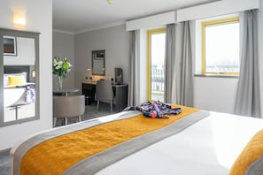 Double & Single with Balcony | Hochwertige Bettwaren, Zimmersafe, Schreibtisch, Verdunkelungsvorhänge