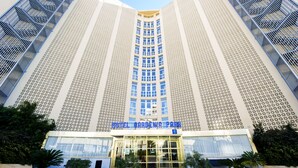 A tall hotel with a distinctive facade featuring a grid-like pattern and a central entrance. - Globales Gardenia (Fuengirola)