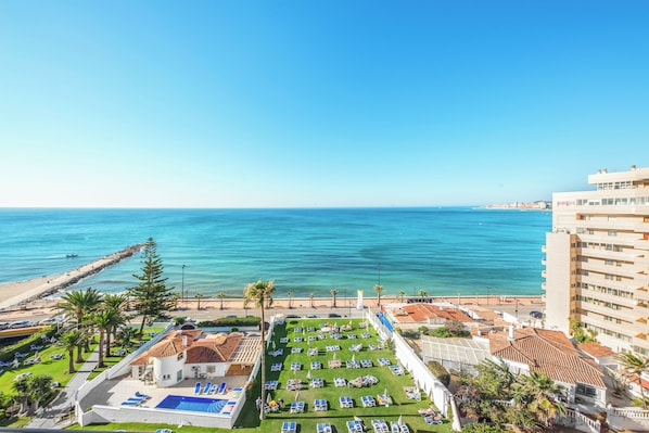 A resort with a swimming pool, sun loungers, and a view of the sea. - Globales Gardenia (Fuengirola)