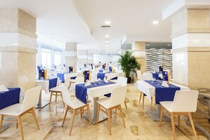 Phục vụ bữa sáng, bữa trưa, bữa tối, món ăn mang phong cách quốc tế 