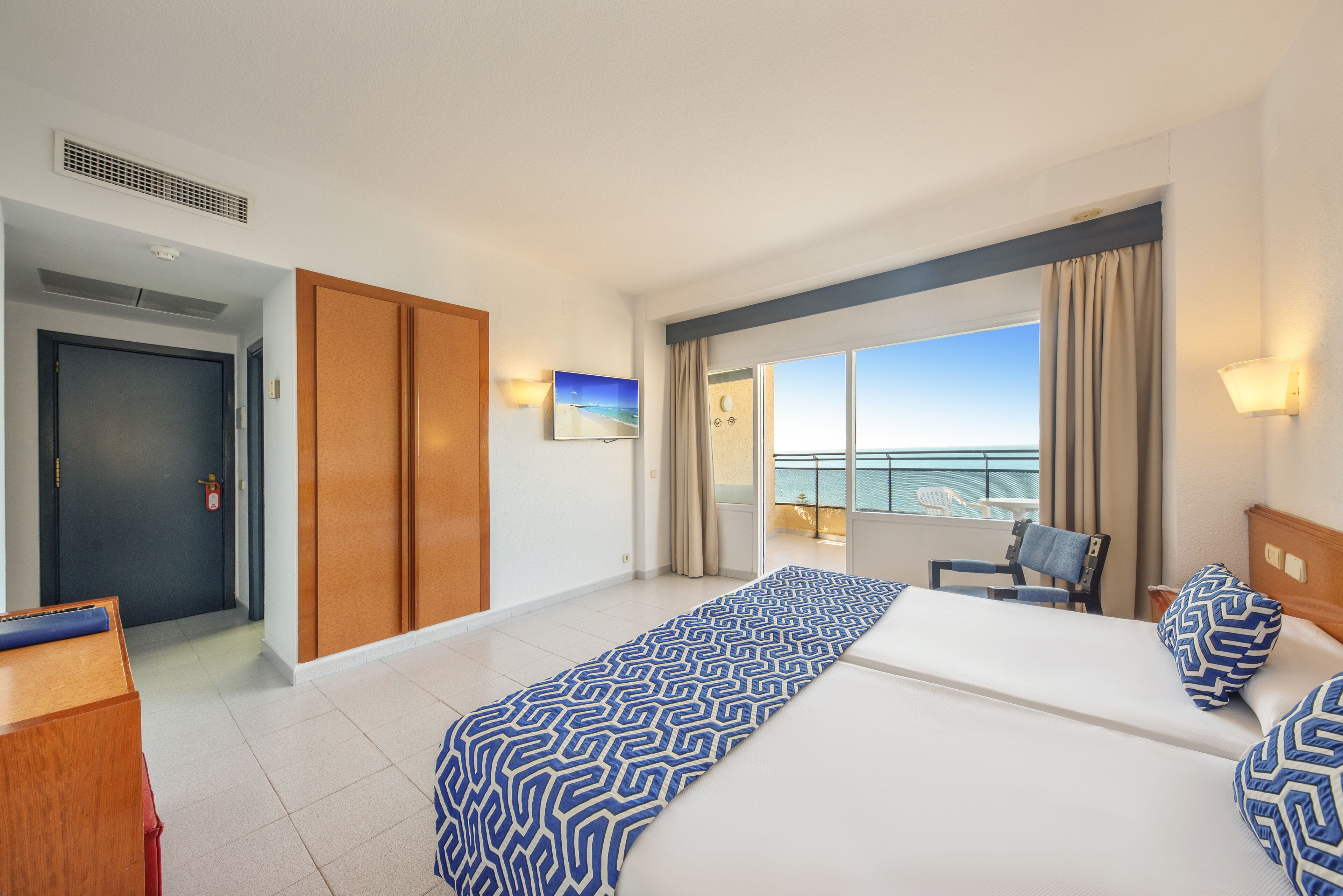 Een kluis op de kamer, een bureau, gratis wifi, beddengoed