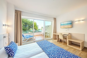 A modern hotel room with a bed, a desk, a chair, and a television. - Globales Gardenia (Fuengirola)