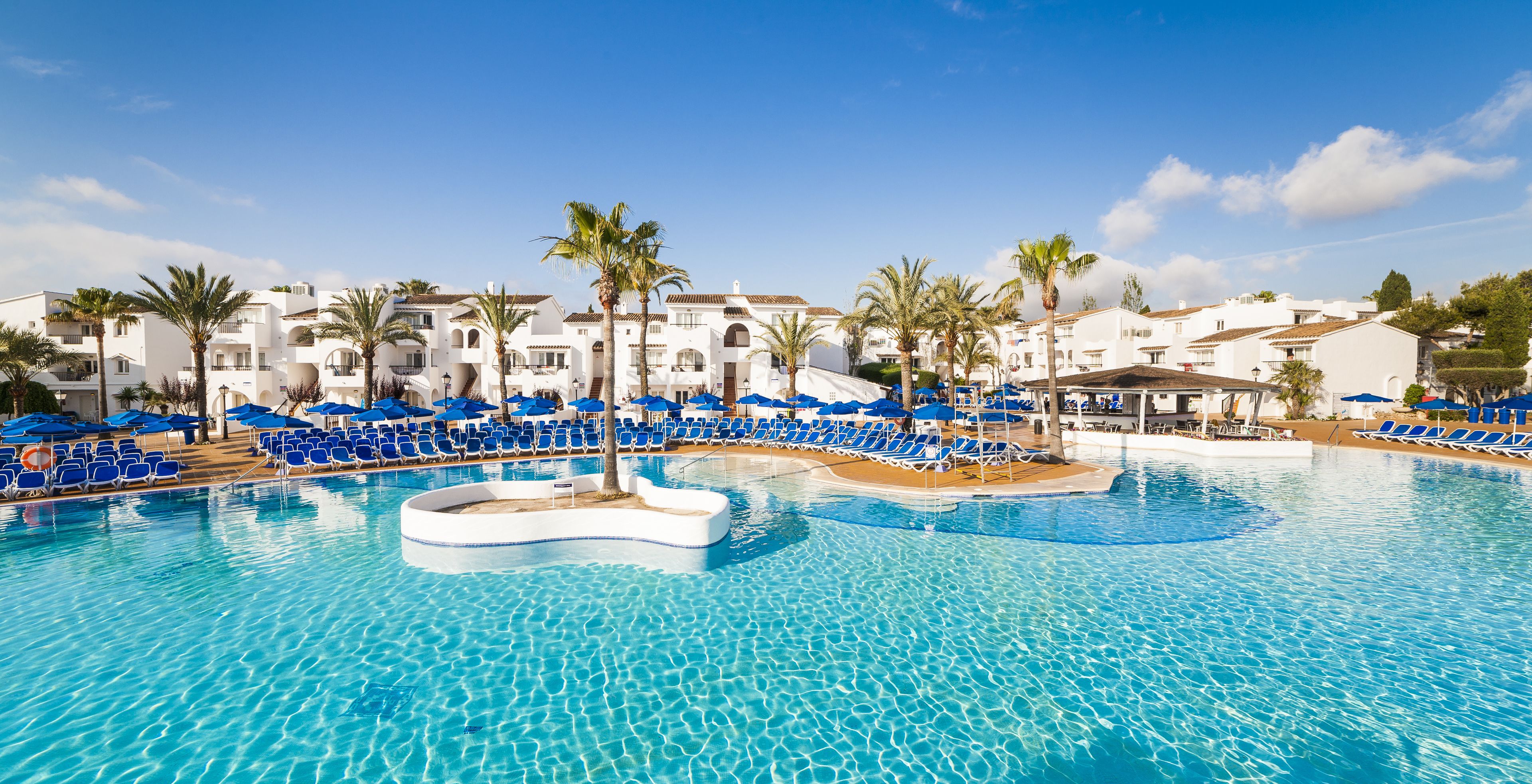 4 outdoor pools, pool umbrellas, pool loungers