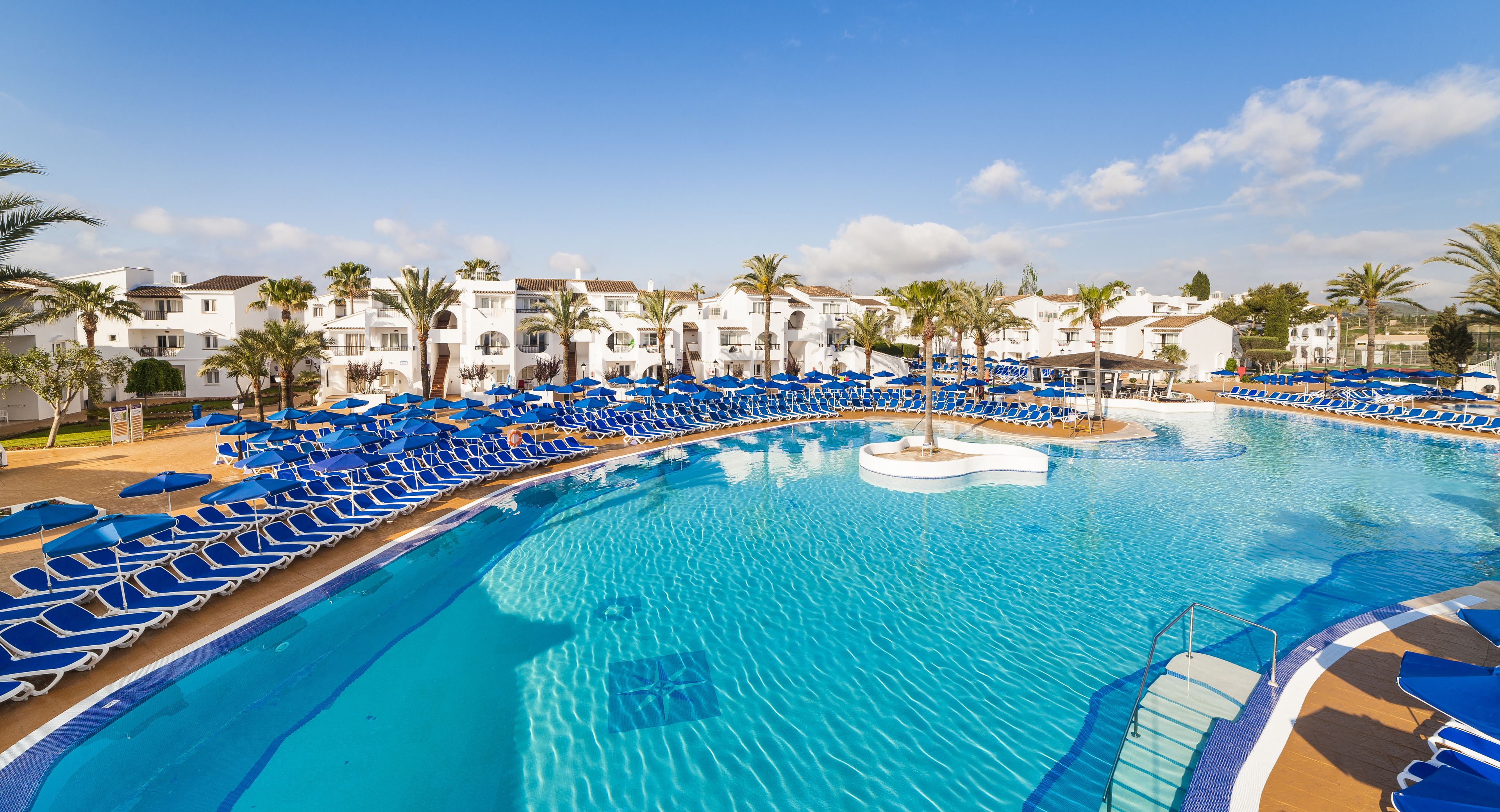 4 outdoor pools, pool umbrellas, pool loungers