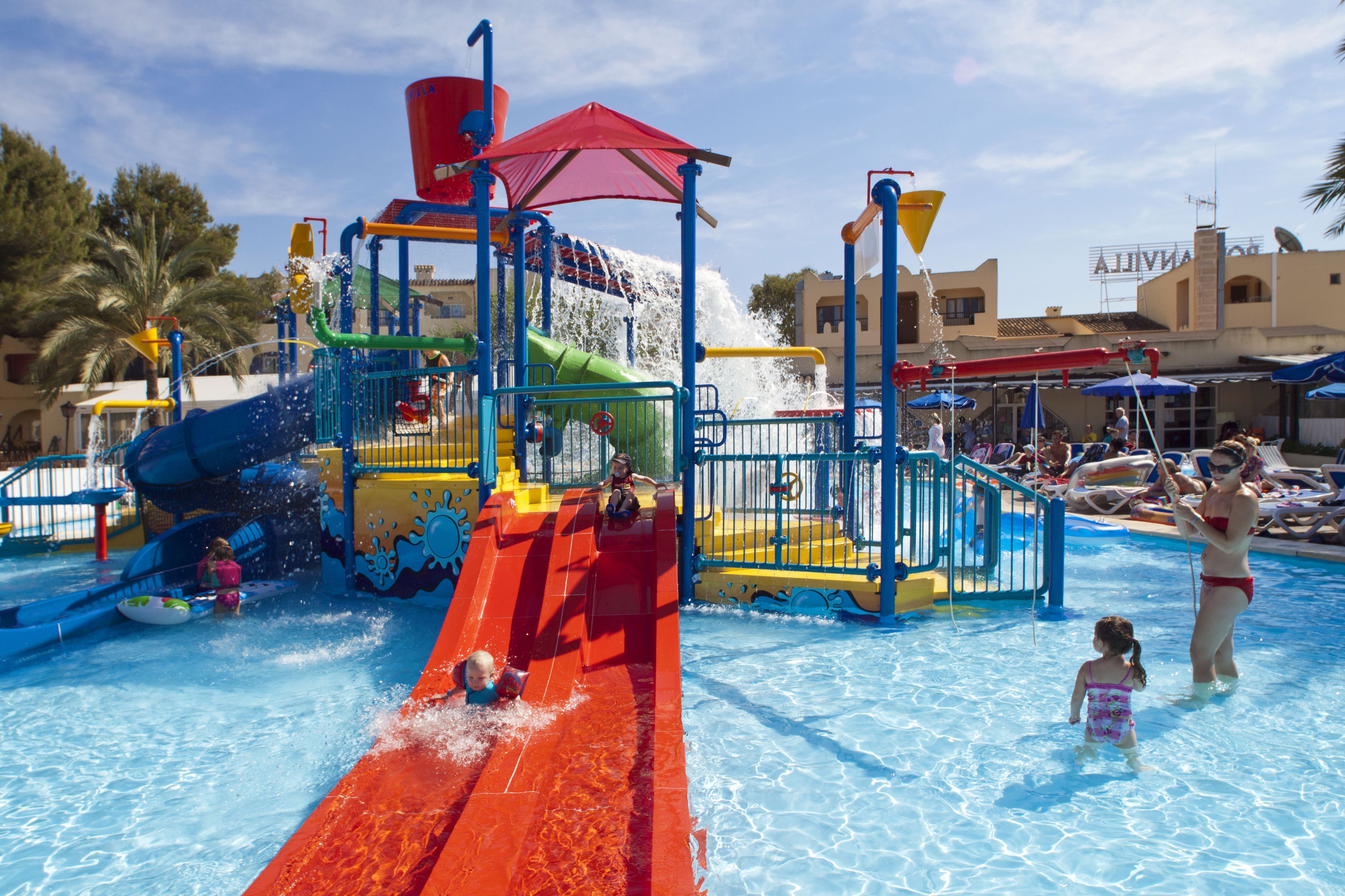 4 outdoor pools, pool umbrellas, pool loungers