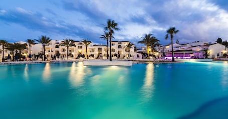 4 Außenpools, Sonnenschirme, Liegestühle. Globales Aparthotel Bouganvilla