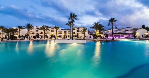 4 piscines extérieures, parasols de plage, chaises longues