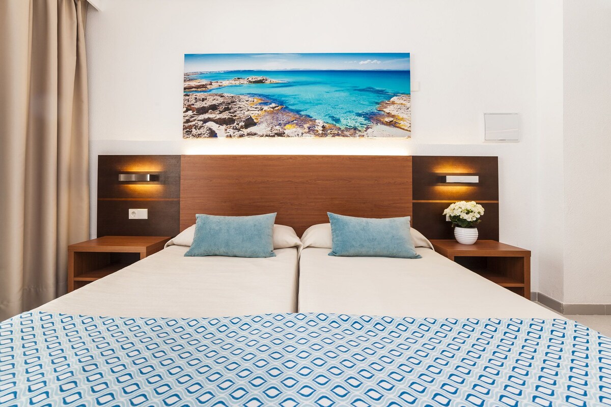Blackout curtains, free WiFi, bed sheets