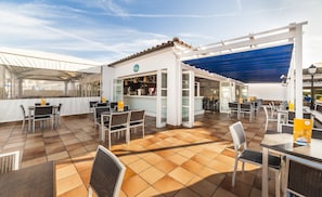 Bar en bord de piscine