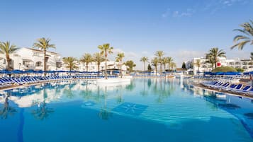 4 piscines extérieures, parasols de plage, chaises longues