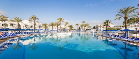 4 Außenpools, Sonnenschirme, Liegestühle