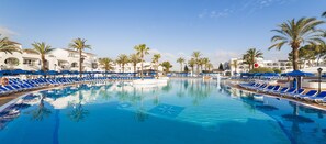 4 outdoor pools, pool umbrellas, sun loungers