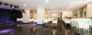 2 restaurants, breakfast, lunch, dinner served; international cuisine 
