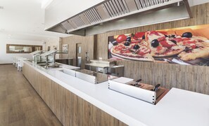 2 間餐廳；供應早餐、午餐和晚餐