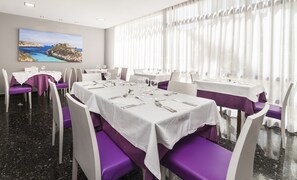 2 restaurants, breakfast, lunch, dinner served; international cuisine 