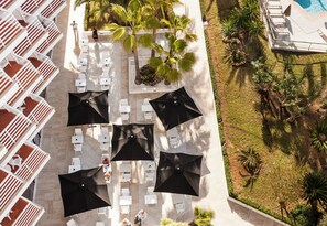 2 restaurants, breakfast, lunch, dinner served; international cuisine 