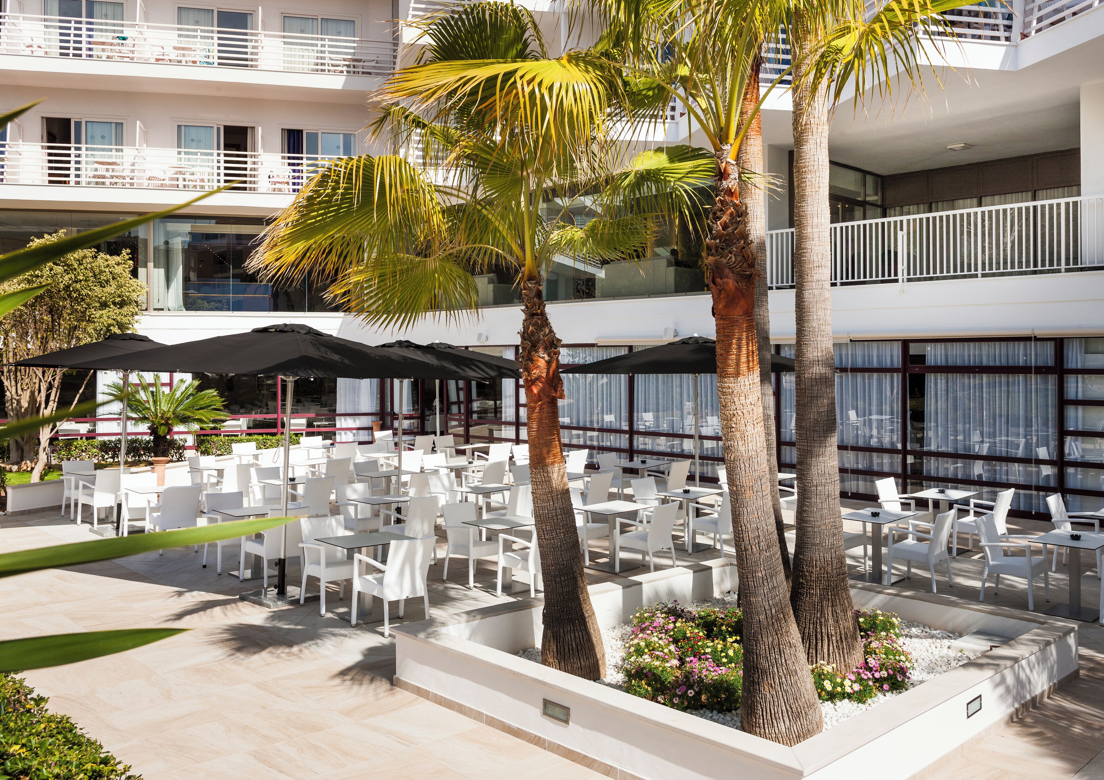 2 restaurants, breakfast, lunch, dinner served; international cuisine