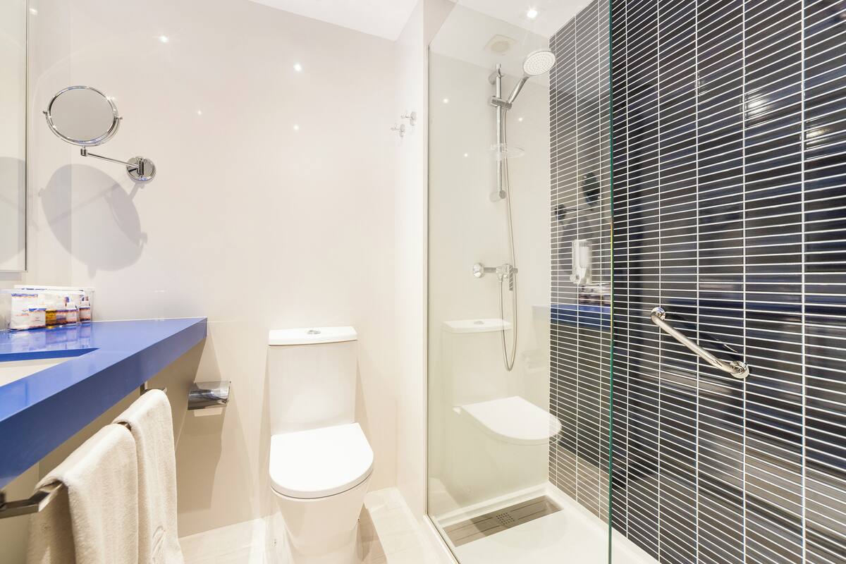 free toiletries, towels