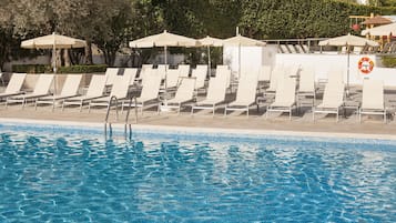 Piscina all'aperto, una piscina in terrazza, ombrelloni da piscina