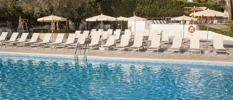 Una piscina al aire libre, una piscina en la azotea, sombrillas