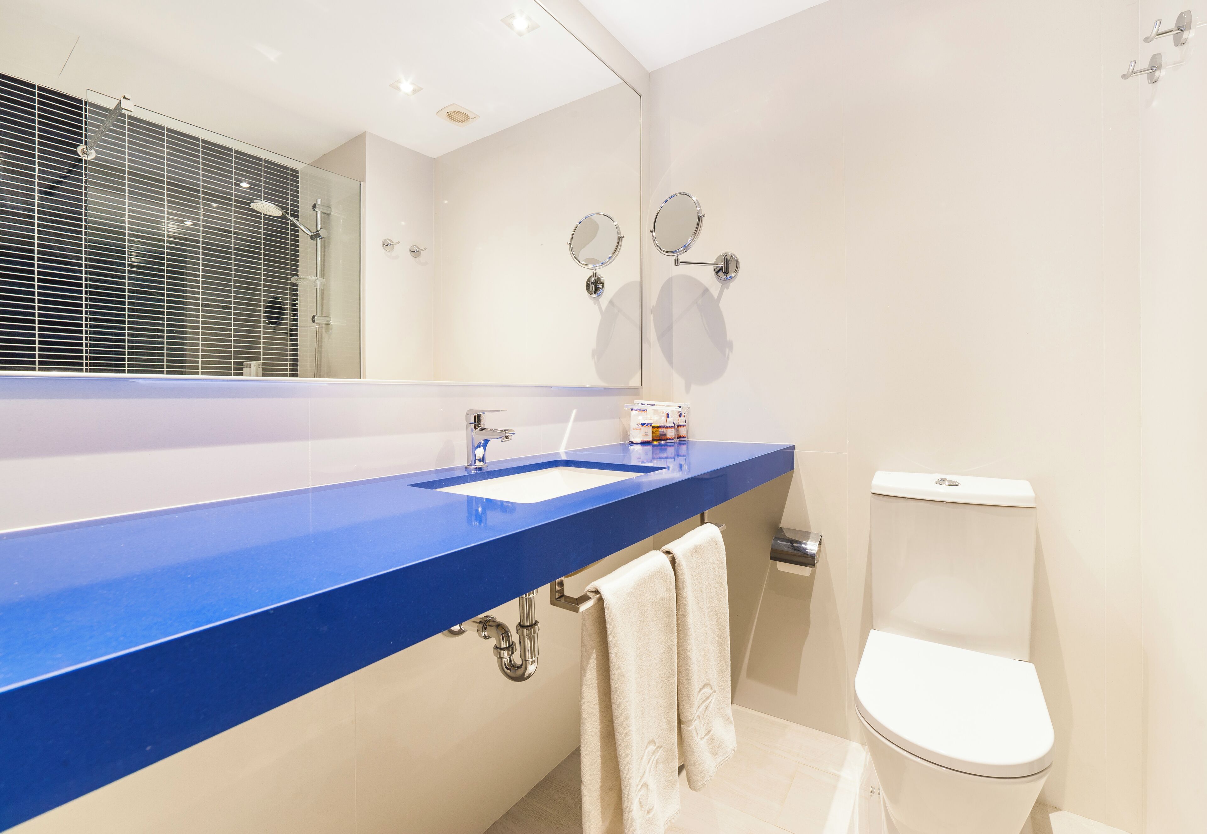 free toiletries, towels