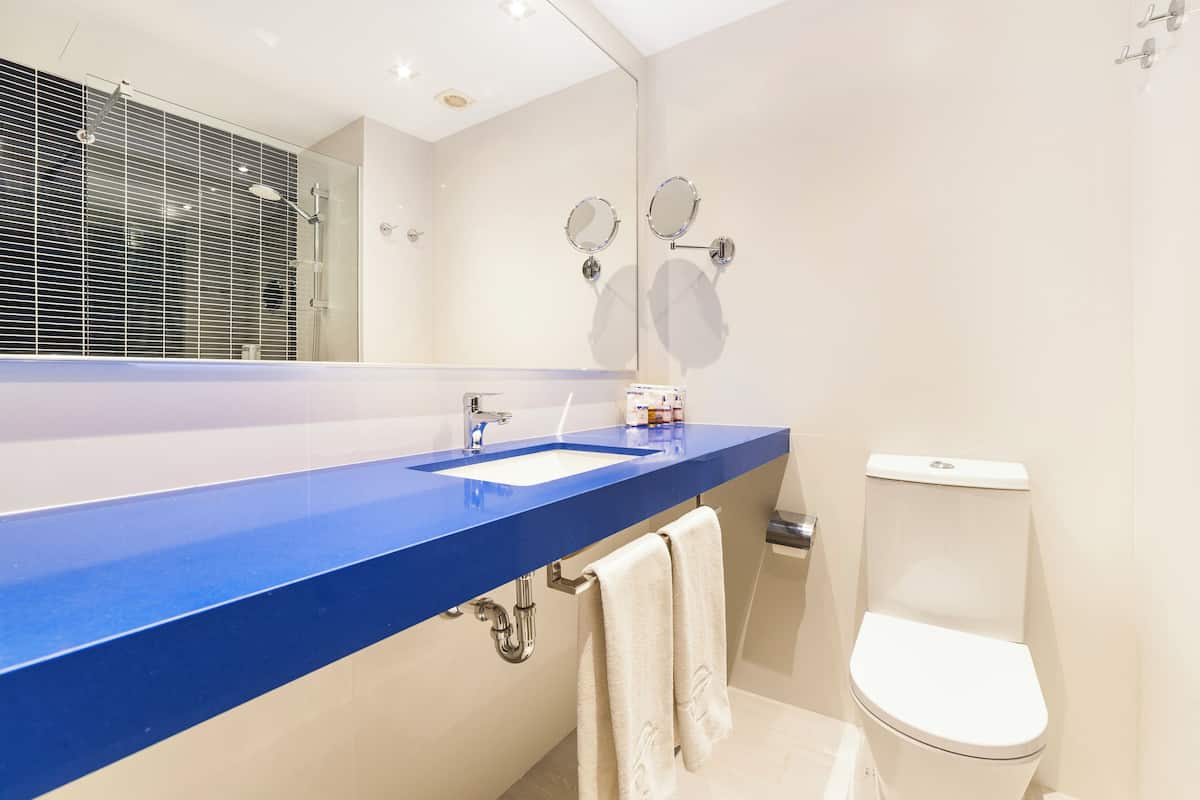 free toiletries, towels