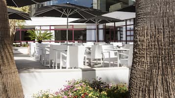 Bar en bord de piscine