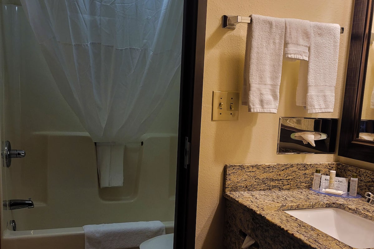 Ein Badezimmer mit Badewanne, Toilette und Waschbecken.
