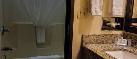 Un baño con bañera, inodoro y lavabo.