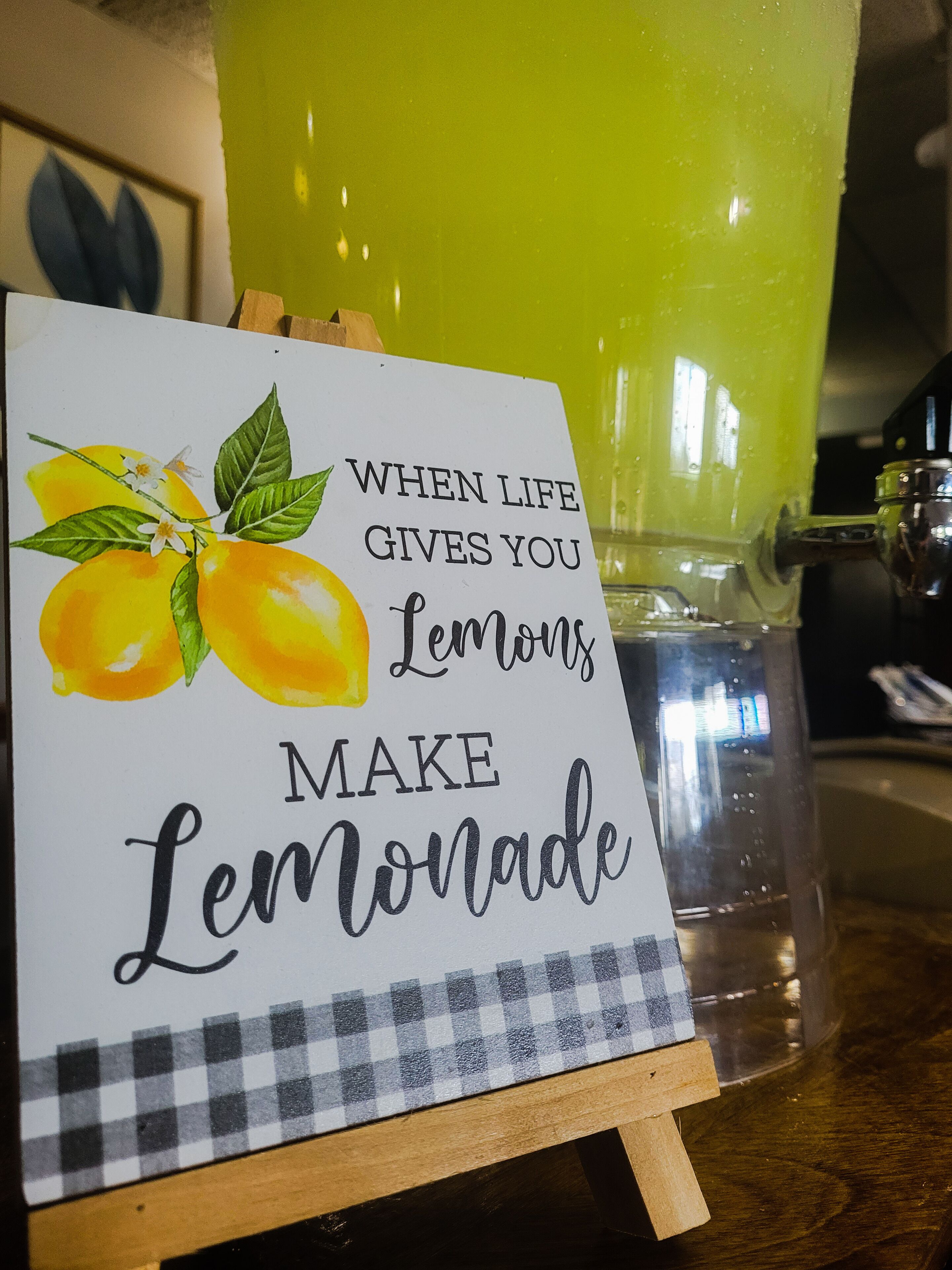 En skylt med en illustration av en citron och texten: ”När livet ger dig citroner, gör citronad.”