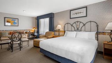 Suite, 1 kingsize-seng, ikke-røyk, kjøleskap og mikrobølgeovn (with Sofabed) | Skrivebord, skrivebord for bærbar PC og strykejern/-brett