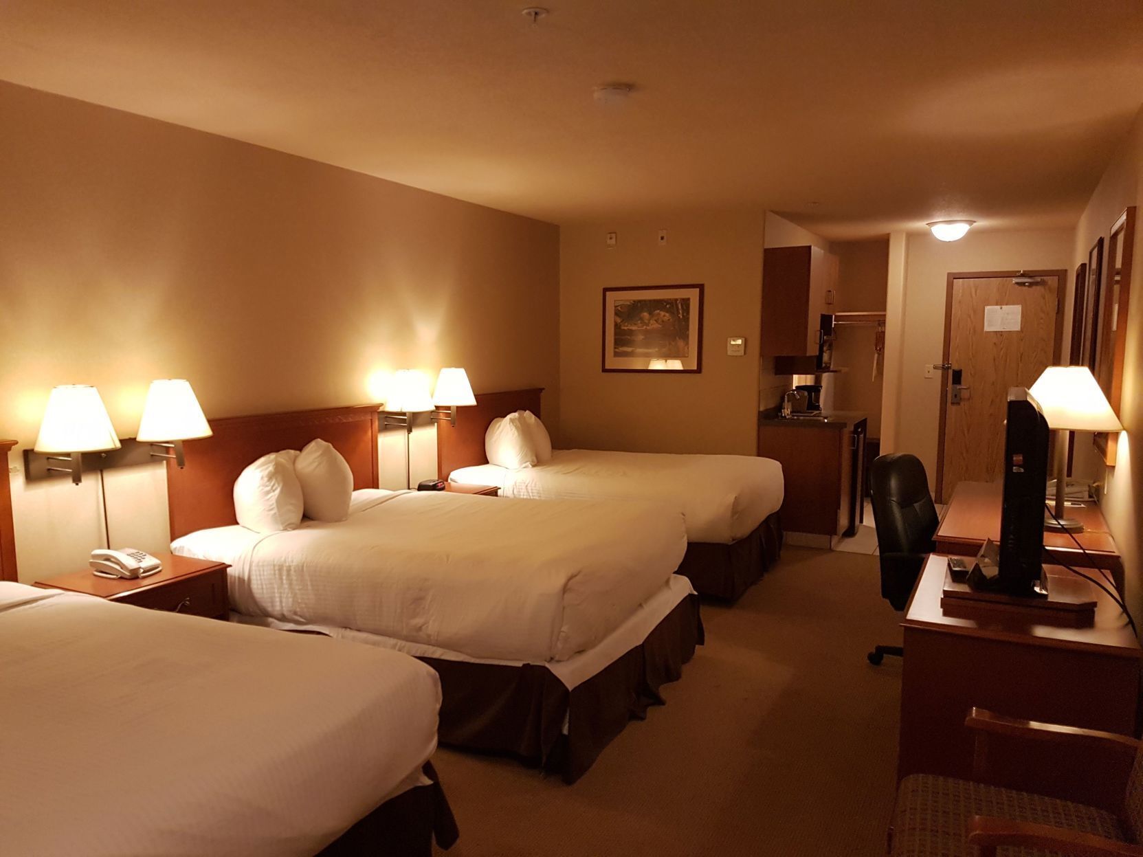 Zimmersafe, Schreibtisch, Bügeleisen/Bügelbrett, kostenlose Babybetten