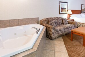 Deep-soaking bathtub - Super 8 by Wyndham Fort Nelson BC (Fort Nelson)