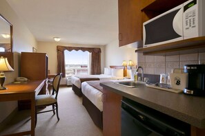 In-room safe, desk, iron/ironing board, free cots/infant beds - Super 8 by Wyndham Fort Nelson BC (Fort Nelson)