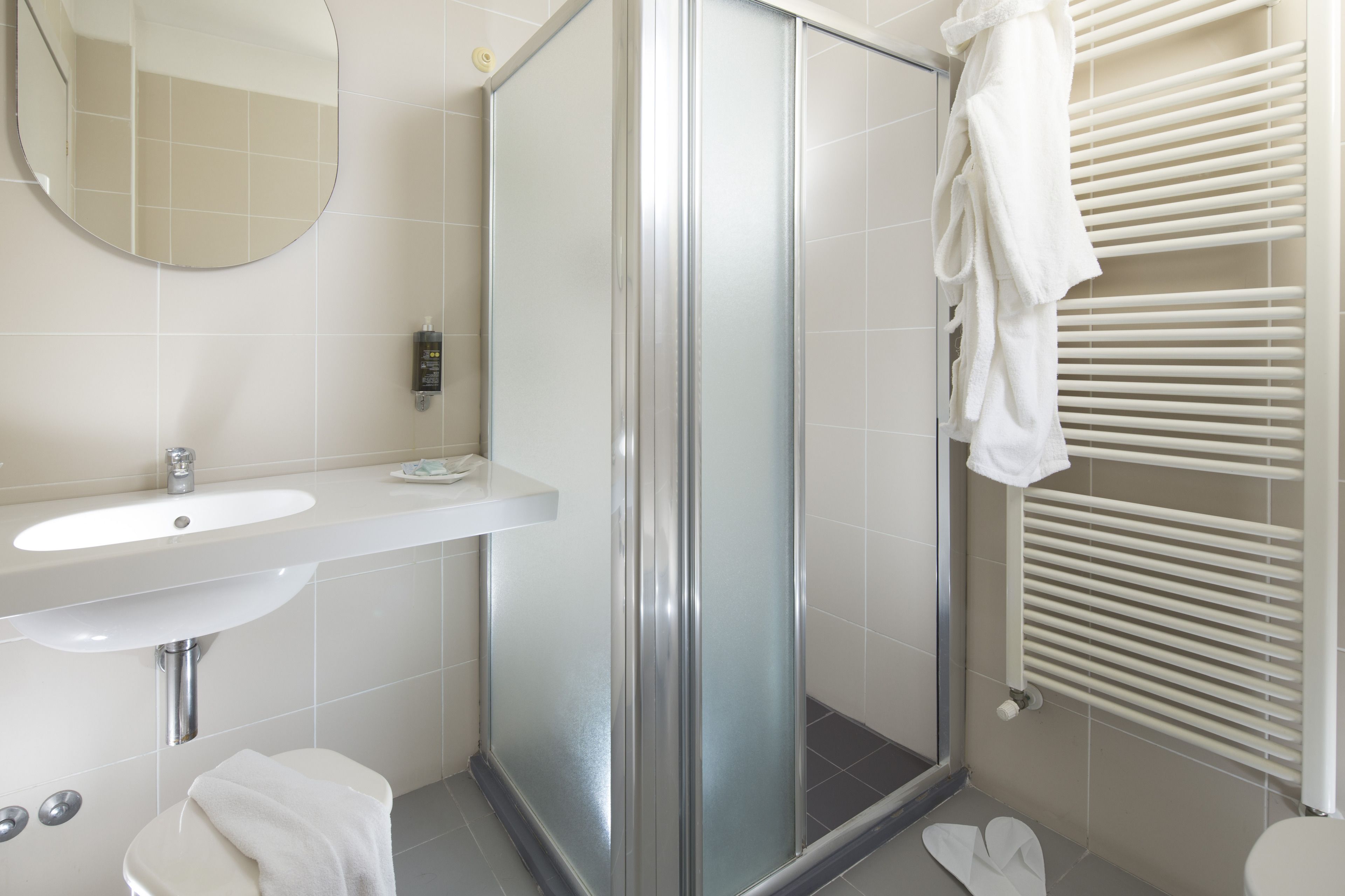 combined shower/bathtub, free toiletries, hair dryer, bidet