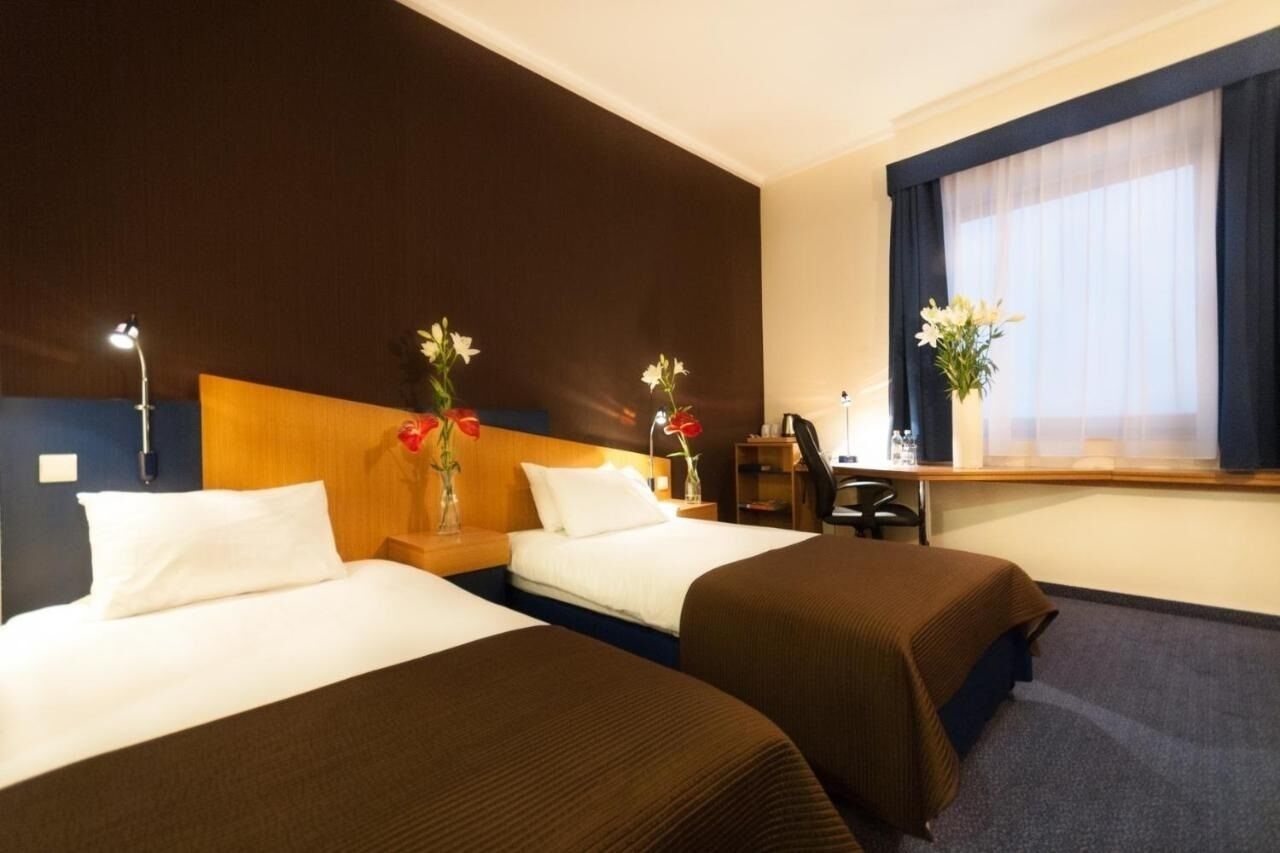 Hypo-allergenic bedding, in-room safe, desk, soundproofing