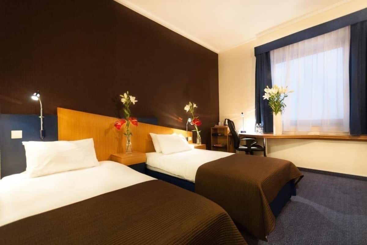 Hypo-allergenic bedding, in-room safe, desk, soundproofing