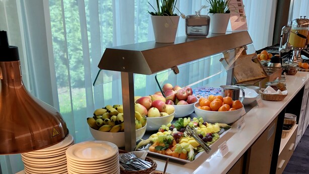 A buffet with various fruits, vegetables, and pastries. - Express Kraków Hotel (Kraków)