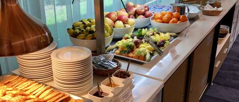 Daily buffet breakfast (PLN 60 per person)