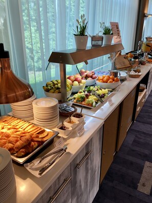 Daily buffet breakfast (PLN 60 per person)