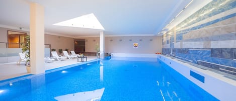 Una piscina cubierta