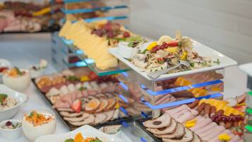 Tägliches Frühstücksbuffet (60 PLN pro Person)