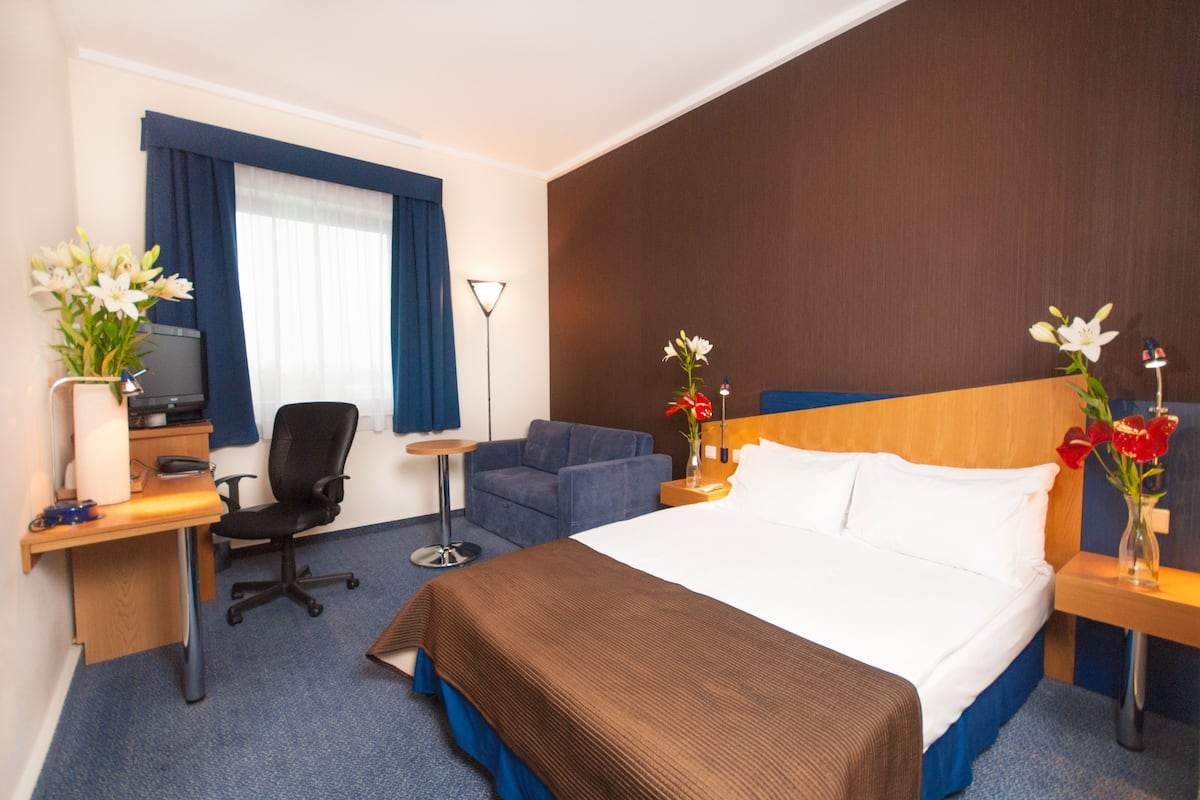 Hypo-allergenic bedding, in-room safe, desk, soundproofing