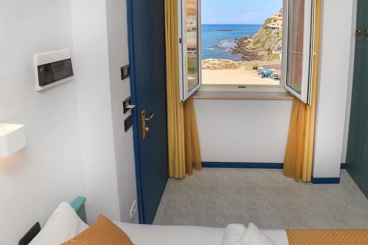 panoramic single room, sea view | minibar, in-room safe, blackout curtains, soundproofing
