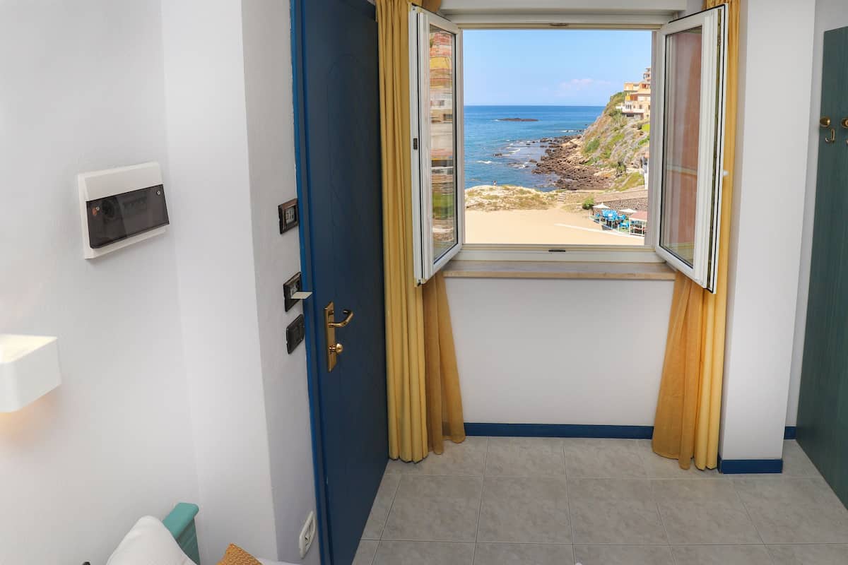 Panoramic Single Room, Sea View | Minibar, in-room safe, blackout drapes, soundproofing