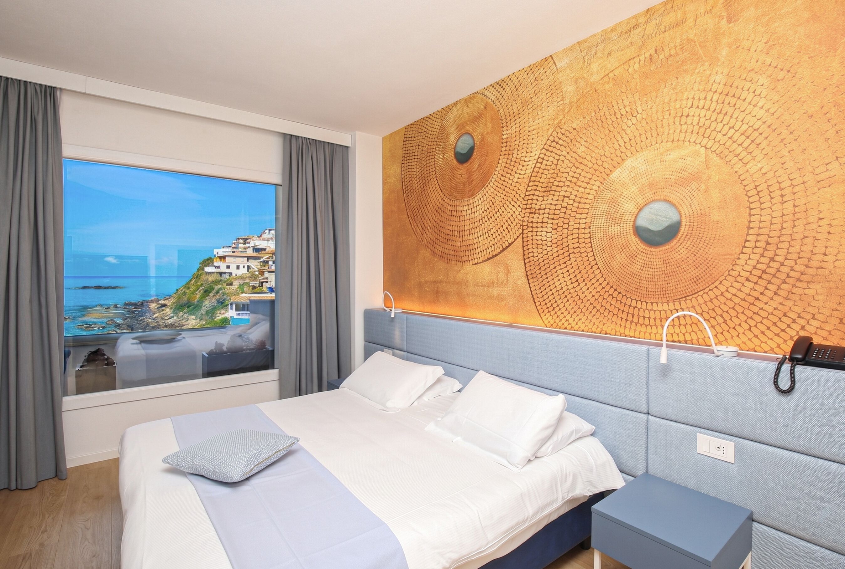 Panoramic Suite | Down comforters, minibar, in-room safe, blackout drapes