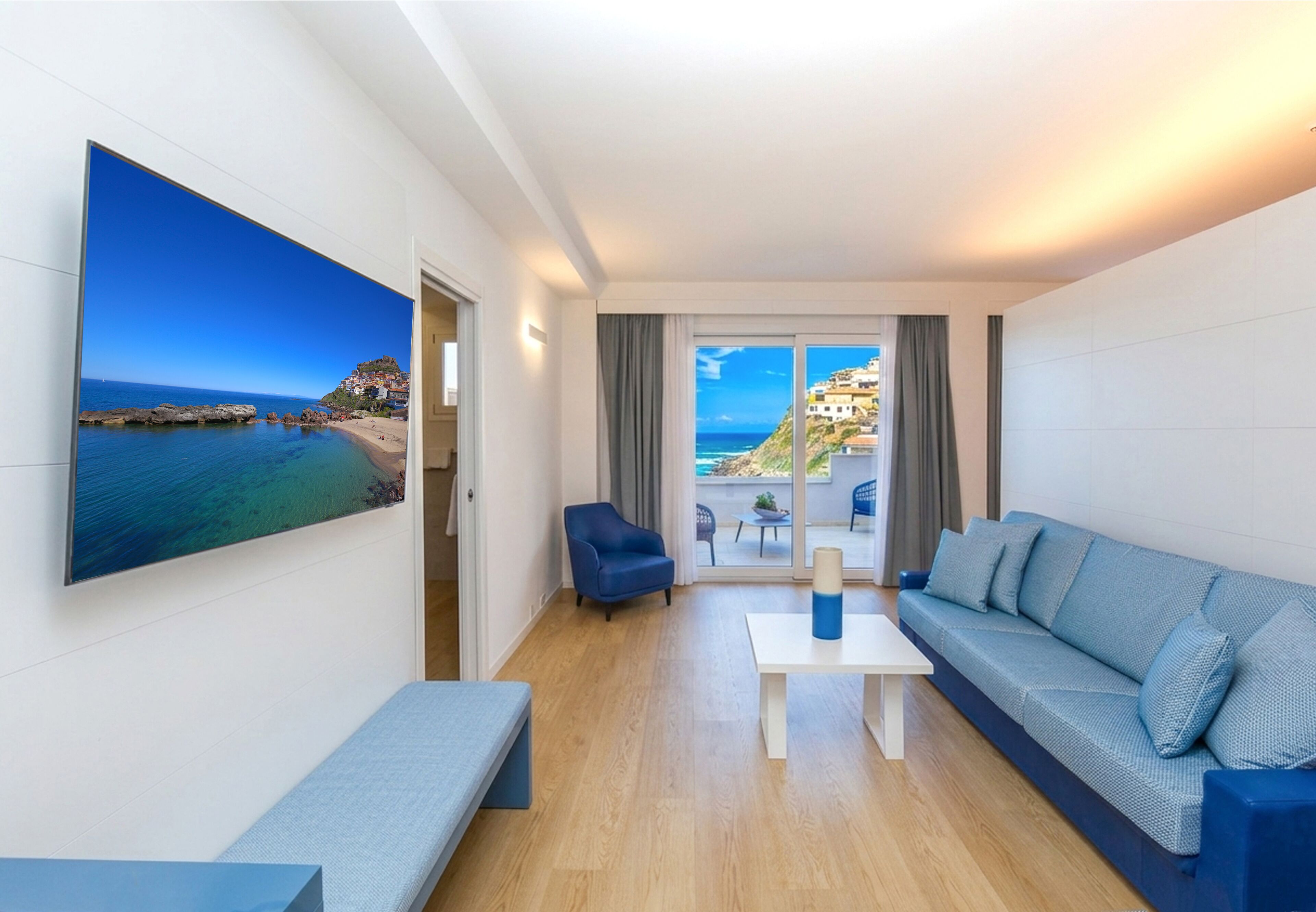 Ein modernes Hotelzimmer mit großem Fenster, einer Couch, einer Bank und einem Flachbildfernseher, der eine Strandansicht zeigt.